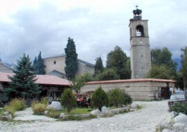 Каменна кула в планината.