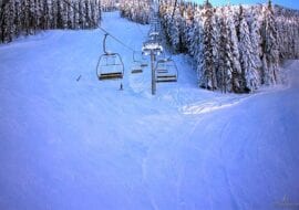 Алтернативен текст за ски лифт в зимен курорт, осеяна със сняг природа, идеална за ски и сноуборд в Банско.