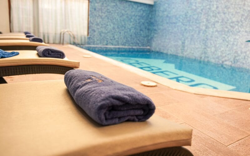 СПА зона Хотел Айсберг Банкя. Комфортна вътрешна здравна зона с топъл басейн и съблекални.