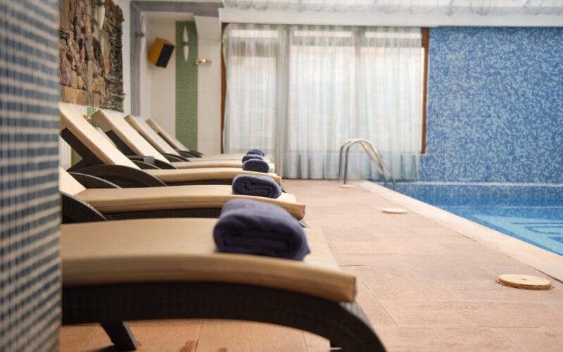 СПА зона в хотел Айсберг Банкя. Комфортни шезлонги и топли кърпи в уютната СПА зона на хотел Айсберг.