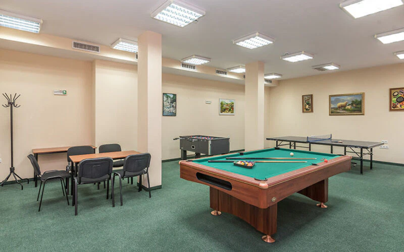 забавления в хотел Айсберг. ALT: Просторна стая за игри с билярд, маса за тенис и декоративни картини в хотел Айсберг Банкско.