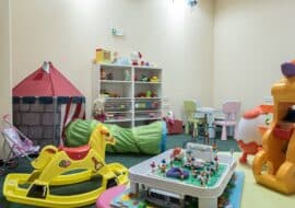 Детска стая с играчки и игрови зони в хотел Айсберг, Банкя.