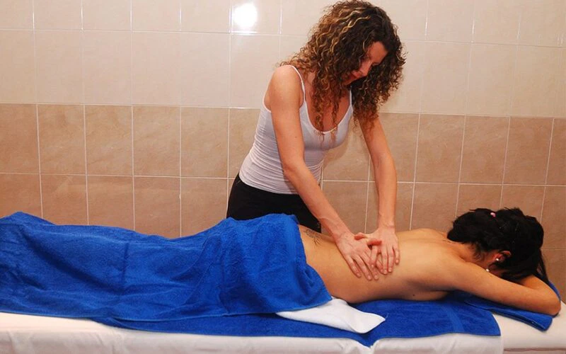 Релаксиращ масаж в хотел Айсберг Банкско. Масаж с релаксиращи техники за успокоение и възстановяване в хотел Айсберг Банкско.