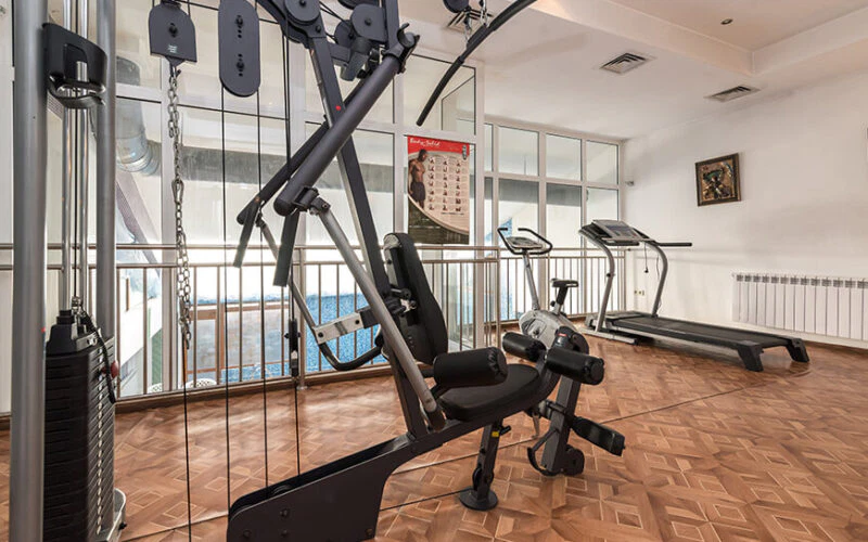 Мултифункционална фитнес зала. Фитнес зала в хотел Айсберг Банско, модерно оборудване, комфортна обстановка, спортна дейност.