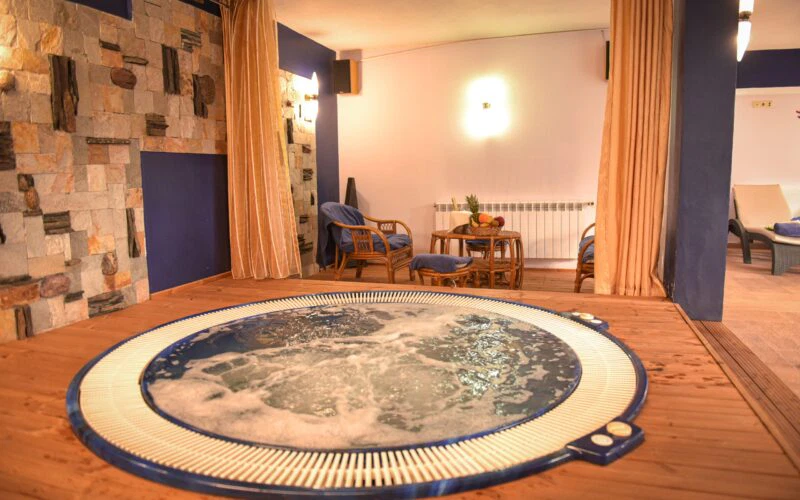 Релакс зона с джакузи в Хотел Айсберг Банско. Уютна зона с джакузи за отпускащ релакс в хотел Айсберг Банско. Насладете се на комфорт и SPA удоволствия.