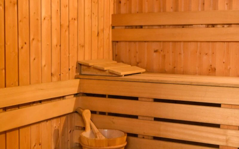 СПА сауна. ALT: Интериор на традиционна дървена сауна в хотел Айсберг Банско.