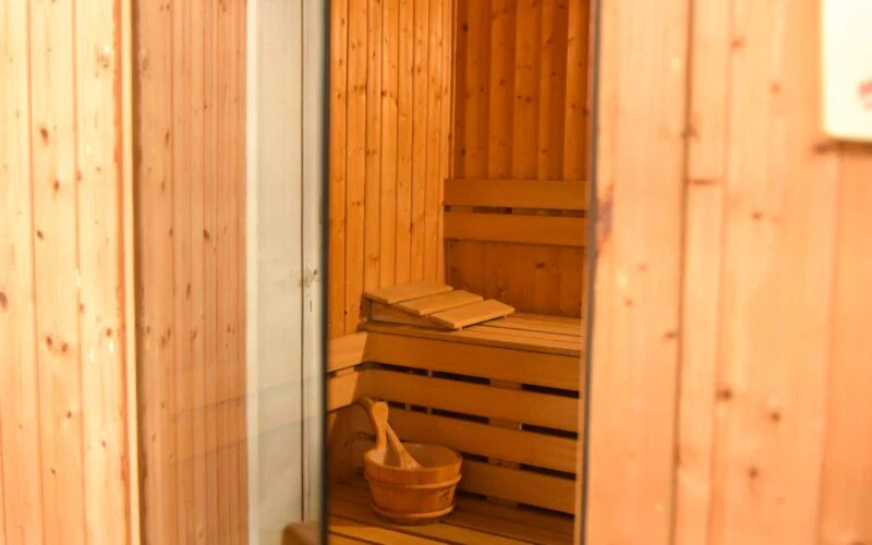 Уютна сауна с дървена облицовка в Хотел Айсберг Банско. Сауна в хотел Айсберг Банско с традиционна дървена облицовка и релаксираща атмосфера.