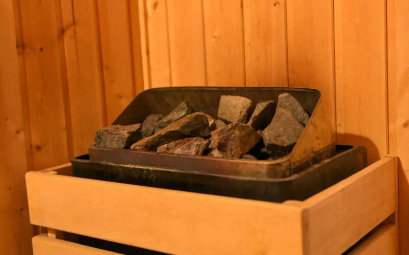 СПА сауна. вътрешен изглед на сауна с дървени стени и каменен камертон за релакс и почивка.