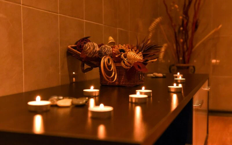 Зас모ек за релакс в Хотел Айсберг Банско. Осветен интериор с свещи и декоративни елементи за уютна атмосфера в хотел Айсберг Банско.