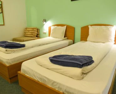 Обзаведени стаи в хотел Айсберг с модерни легла и уютна атмосфера в Банско.