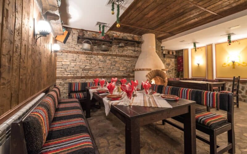 Топлина и уют в хотел Айсберг Банско. Комфортна маса в традиционен български стил в хотел Айсберг Банско.